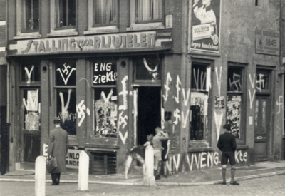 811880 Afbeelding van de op de gevels van de Rijwielstalling (Vismarkt 23) te Utrecht geschreven leuzen in het kader ...